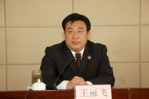 黄海波感谢媳妇卡卡与球迷合影引爆全场