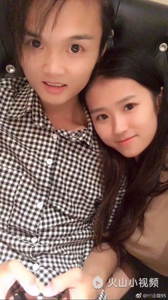 据小静了解,金金目前应该在长沙陪伴着咏宁的父母,在之前的直播