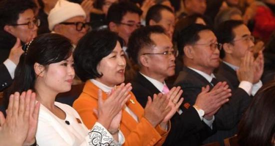 共同民主党党首秋美爱(左二)、江原道知事崔文洵、国立芭蕾舞团艺术总监姜秀珍等政界、文化界人士同朝鲜三池渊管弦乐团团长玄松月(左一)一同欣赏表演。