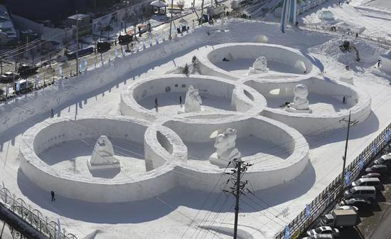 ▲韩国平昌冬奥举办地用雪雕出奥运五环。