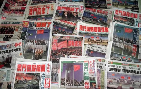 1999年12月20日澳门回归祖国,香港所有报纸对这一历史时刻作充分报道。新华社记者 张燕辉 摄