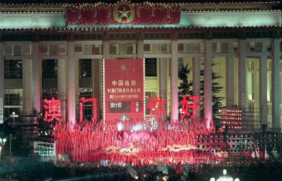 1999年12月19日晚,“北京市人民迎接澳门回归祖国联欢晚会”在天安门广场澳门回归倒计时牌前举行。北京市领导及首都各界群众约3万人汇聚广场,欢庆中华民族的这一历史盛事。新华社记者 于小平 摄
