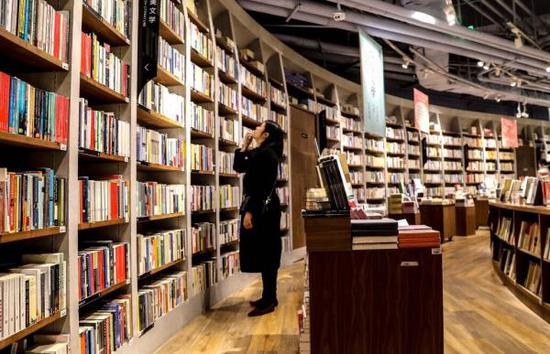 市民在书店选购图书.东方ic 资料图