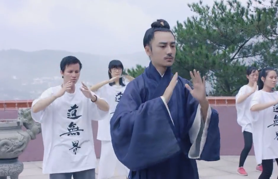 90后男生上山修道成网红 会玩直播会养猫