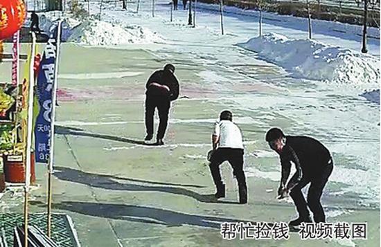 老人取款后没揣好 5000现金边走边撒商家帮捡回_手机新浪网