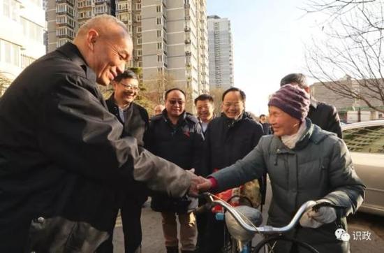 市民上前表扬物业公司