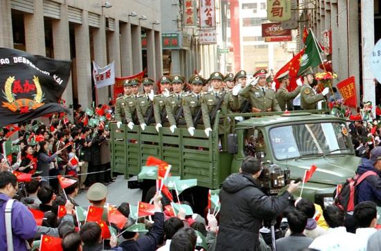 1999年12月20日,中国人民解放军驻澳门特区部队进驻澳门,受到澳门群众的热烈欢迎。刘宇 摄
