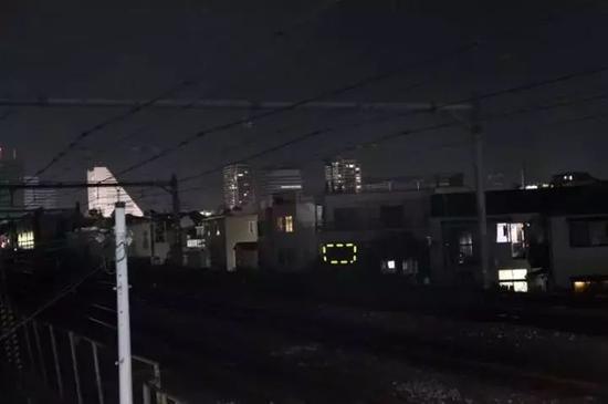 ▲江歌生前所住公寓附近,夜晚人很少。