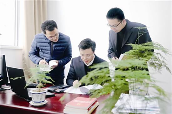 浙江省纪委省监委第十二纪检监察室主任金焕民和室里同志在研究有关领导干部问题线索。中国纪检监察报 图