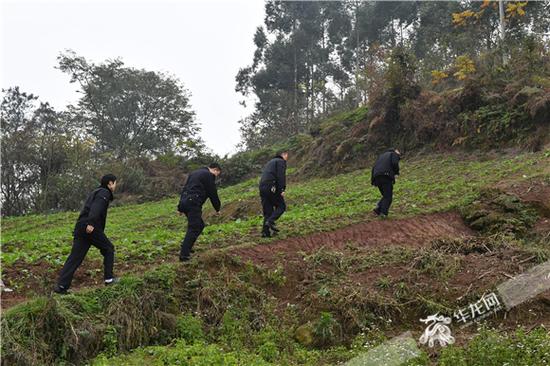民警上坡观察现场情况.长寿区公安局供图