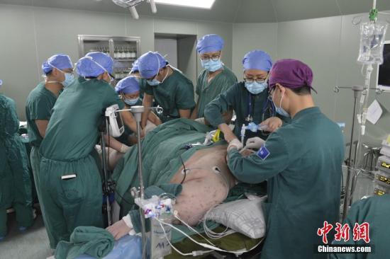 资料图:医生在做手术。钟欣 摄