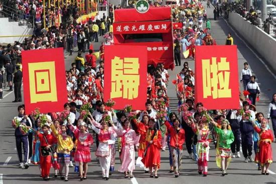 澳门举办“迈向美好明天大巡游”。新华社记者 王毓国 摄