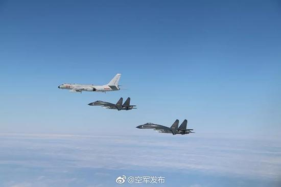 战斗机群空中加油