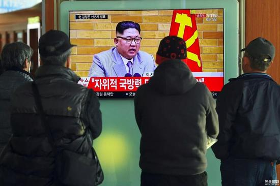 ▲1月1日,韩国首尔,民众观看金正恩发表新年贺词的新闻。