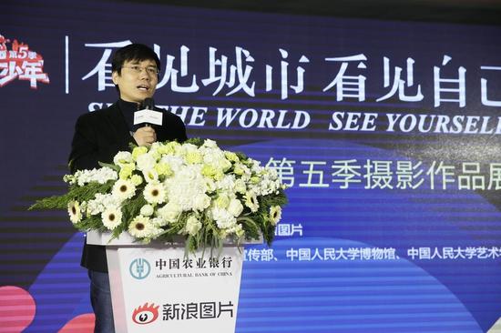 中国农业银行企业文化部新闻处处长潘国伟在开幕式上新浪网执行总编辑孟波在开幕式上谈到了他对摄影意义的理解