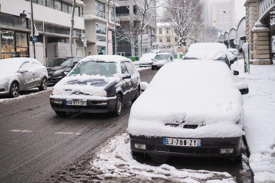巴黎积雪覆盖车身