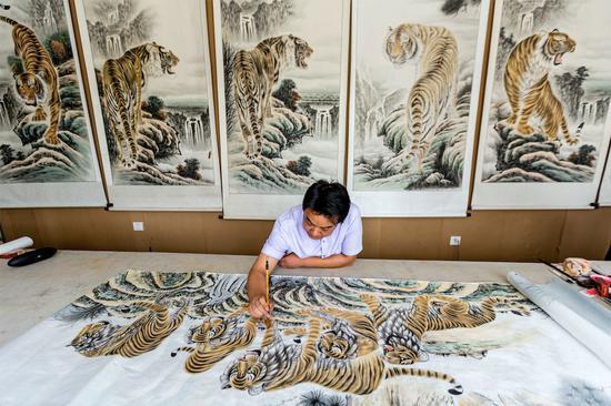 这个村村民靠画虎脱贫 最贵一幅几十万(图)