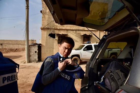 记者徐德智在战区采访 防弹背心很可能成为危急时刻的救命稻草.