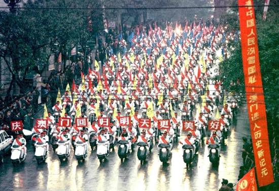 1999年12月20日,重庆市举行千乘“回归彩车”巡游活动,喜庆澳门回归祖国。图为由千辆重庆市自产的汽车、摩托车组成的方阵在市区街道巡游。新华社记者 杨磊 摄