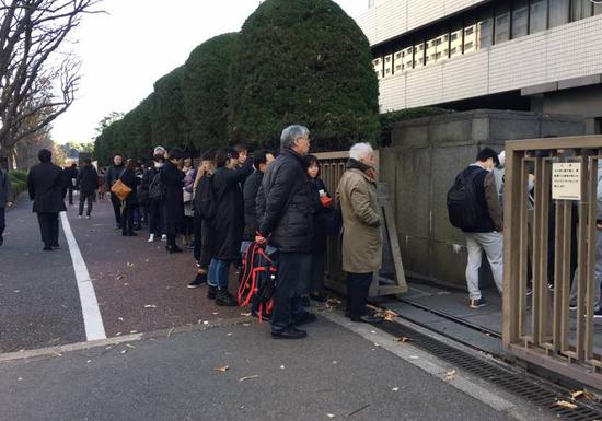 ▲东京裁判所前等待庭审的人。