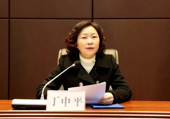 袁勤华此前担任重庆市政法委副书记,市综治班主任,他还是重庆市委宣讲