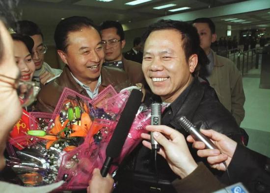1999年12月20日零时,中国政府对澳门恢复行使主权的第一天,广东珠海拱北海关迎来了第一位澳门同胞,黄灼培(右一)。 新华社记者 壮锦 摄
