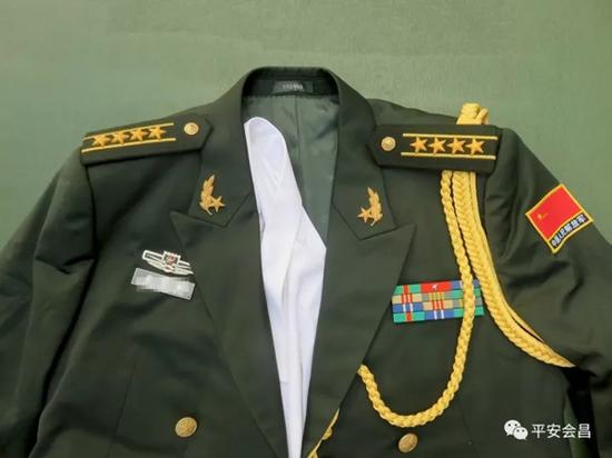 退伍军人假冒师长诈骗300余万 ps合影撑门面(图)