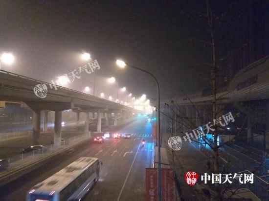 12月30日6时20分,北京房山因雾能见度不佳。