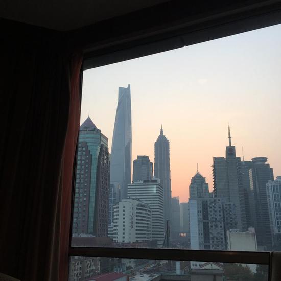 窗外的上海中心大厦。