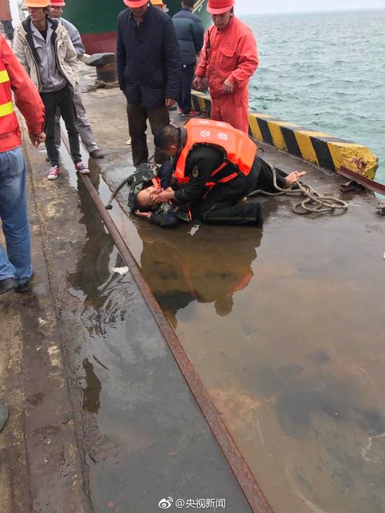 边防警官10次入海救落水男子自己多处严重挫伤