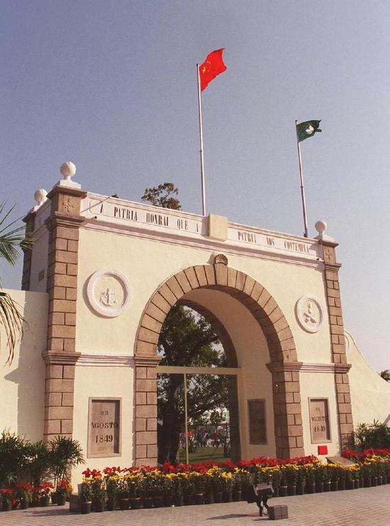 1999年12月20日是澳门回归祖国的第一天。当天凌晨,中华人民共和国国旗和澳门特别行政区区旗在澳门与珠海拱北之间的关闸升起,代替了长期在此悬挂的葡萄牙国旗。新华社记者 张肄文 摄