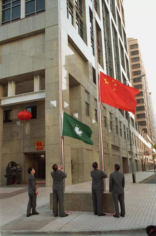 1999年12月20日是澳门回归祖国的第一天。当天早晨,澳门特别行政区第一任行政长官何厚铧临时办公室所在地——大丰银行大楼升起了中华人民共和国国旗和特区区旗。 张肄文 摄