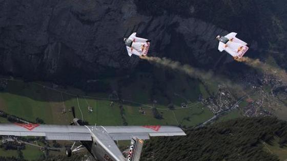 “灵魂飞人”翱翔少女峰 2分45秒速降3200米