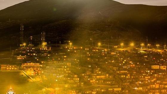 夜色中的色达佛学院灯火通明　梵天净土仿佛置身“火海”