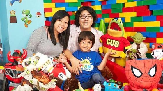 小男孩玩玩具 年收入千万美元