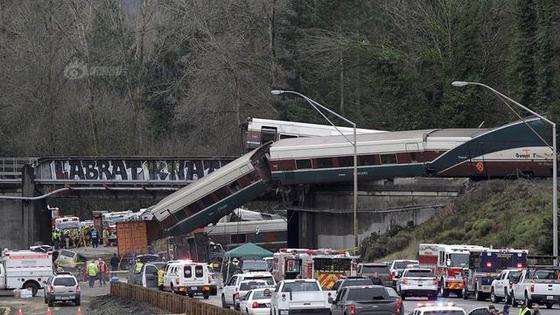 美国客运列车脱轨 近百人受伤