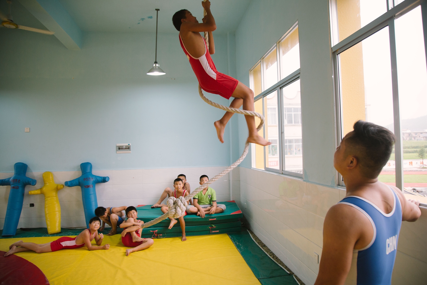 这所小学每个孩子都要学摔跤