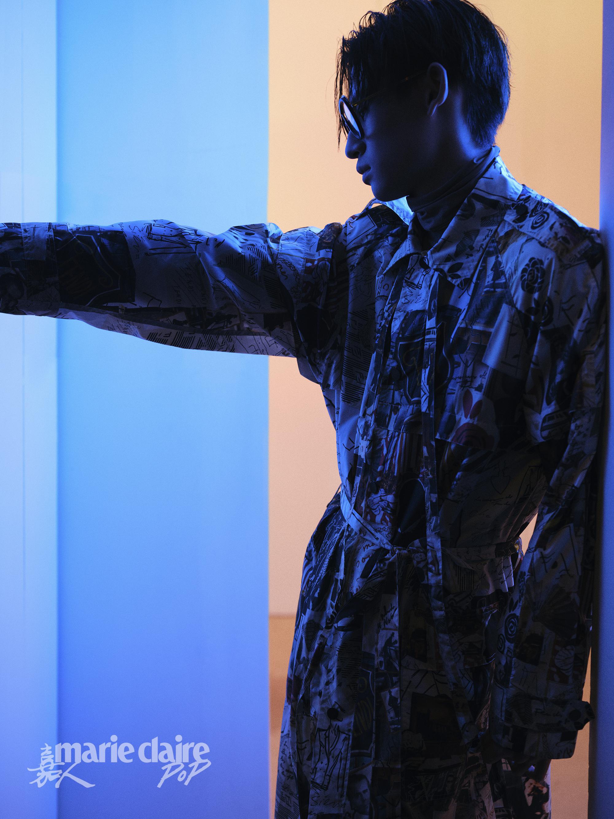 小鬼王琳凯登《嘉人pop》电子刊封面 蓝色光影下独一无二的美少年