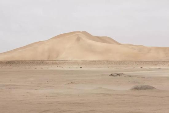 图 / 摄影师 Maroesjka Lavigne 为纳米比亚拍摄的‘Land of Nothingness’系列