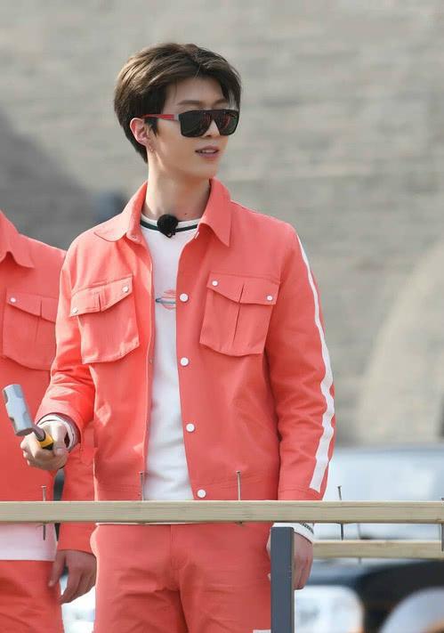 范丞丞 大夏天穿毛衣装酷网友 根本get不到你的帅 手机新浪网