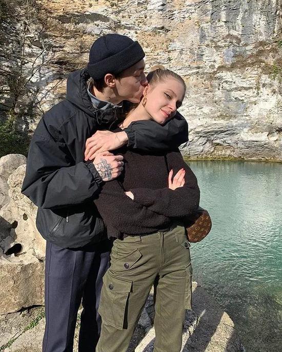 最近这段时间 sasha 似乎对于婚姻生活充满期待,在ins上反复表示想要