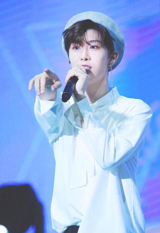 范丞丞 大夏天穿毛衣装酷网友 根本get不到你的帅 手机新浪网