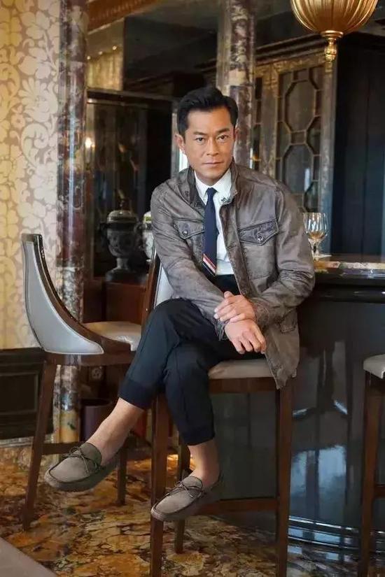 甚至亚洲人也可以穿好,古天乐,张家辉,刘青云就是最好的证明.