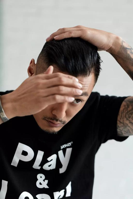 余文乐示范油头造型