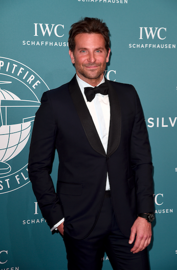 Bradley Cooper佩戴IWC万国表飞行员系列TOP GUN海军空战部队瓷化钛金属双秒追针计时腕表（型号：IW371815）