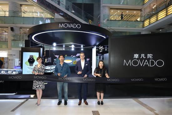MOVADO 中国区总经理 Danni Hammer,艺术家林子楠,以及其他到场嘉宾为限时艺术博物馆剪彩