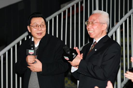中国探月工程首任首席科学家欧阳自远院士(左)与国家探月工程副总设计师龙乐豪院士(右)在活动现场