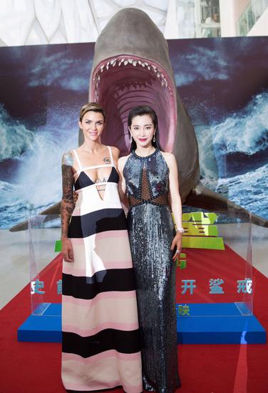 宝齐莱全球形象代言人李冰冰与主演鲁比·罗斯在《巨齿鲨》全球首映礼