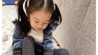 陈赫首晒大女儿安安露脸照