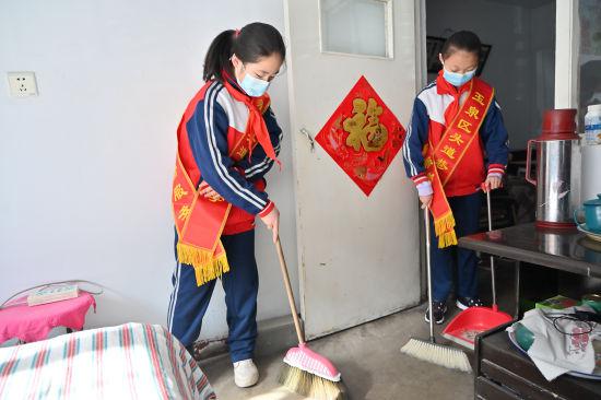 学雷锋纪念日:呼和浩特小学生帮助社区老人